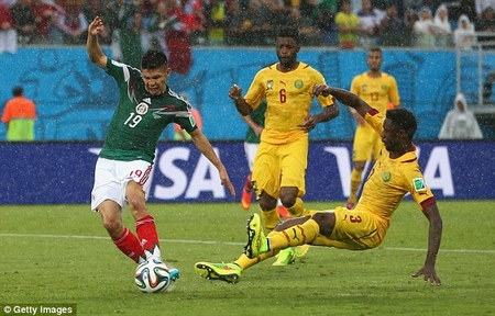 Peralta (19) ghi bàn thắng duy nhất cho Mexico